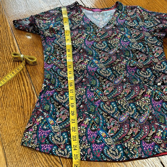 Vera Bradley Scrubs top. V-Neck pullover style. Size XS. Paisley print. - Picture 11 of 15